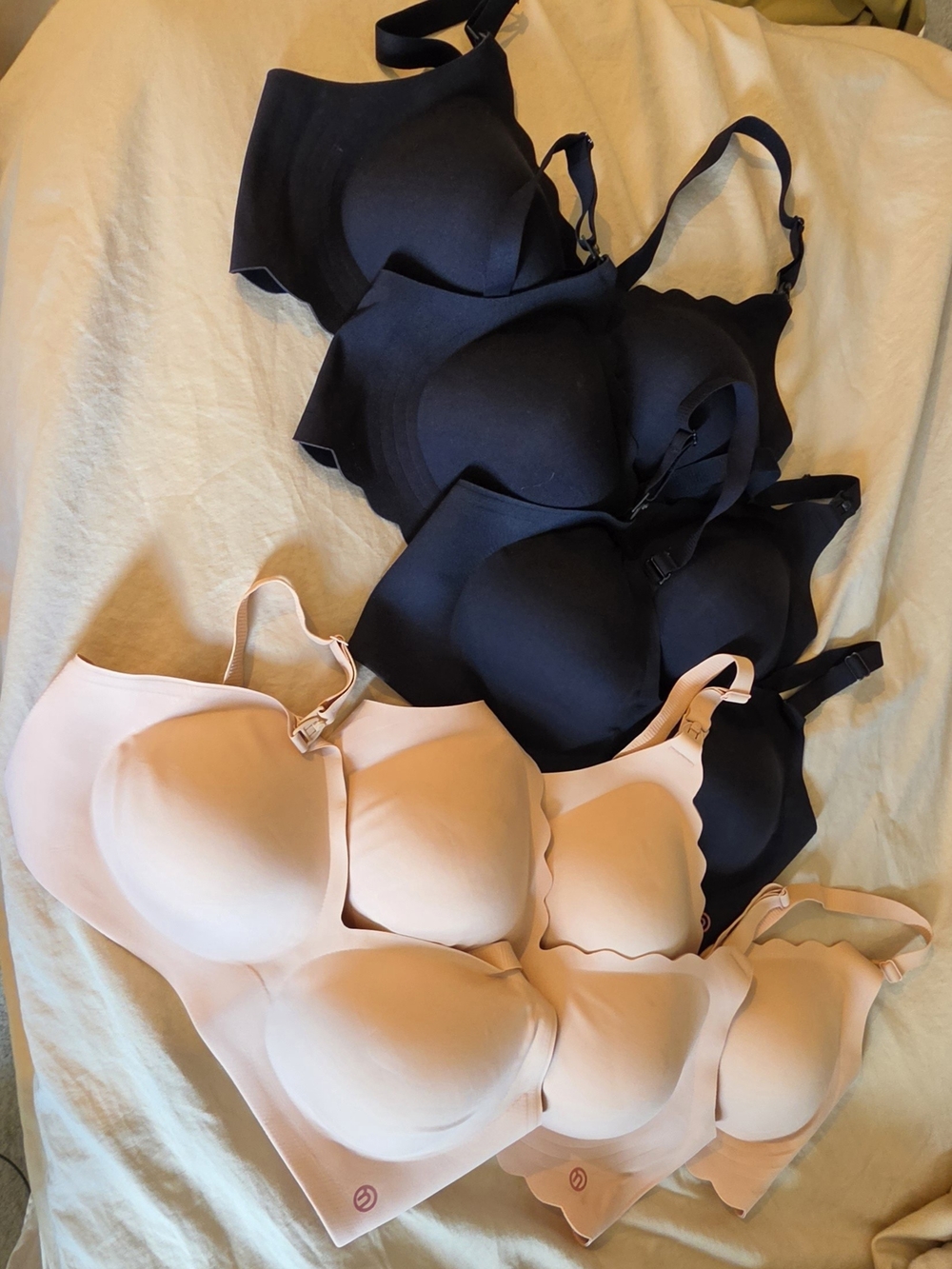 6 Momcozy Seamless Scalloped Edge T-Shirt Bra - Black and Nude